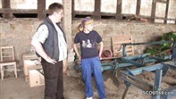 HeiĂer Fick auf dem Bauernhof zwischen Chef und junger Helferin