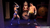 Johnny Cage liegt Kitana in der Arena ausgeliefert und wird von ihr hart genommen.