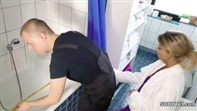 Trockene Rohre sind nur Vorwand für geilen Badezimmer-Sex mit Blondine.