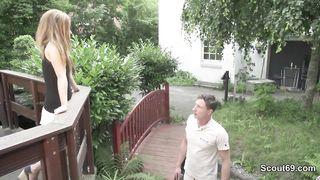 Zierliche Blondine lässt sich auf der Terrasse hart rannehmen